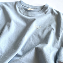 【夏限定8/31まで】爽やかブルーのハートTシャツ／オーガニックコットンTシャツ（受注生産） 2枚目の画像