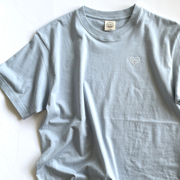 【夏限定8/31まで】爽やかブルーのハートTシャツ／オーガニックコットンTシャツ（受注生産） 10枚目の画像