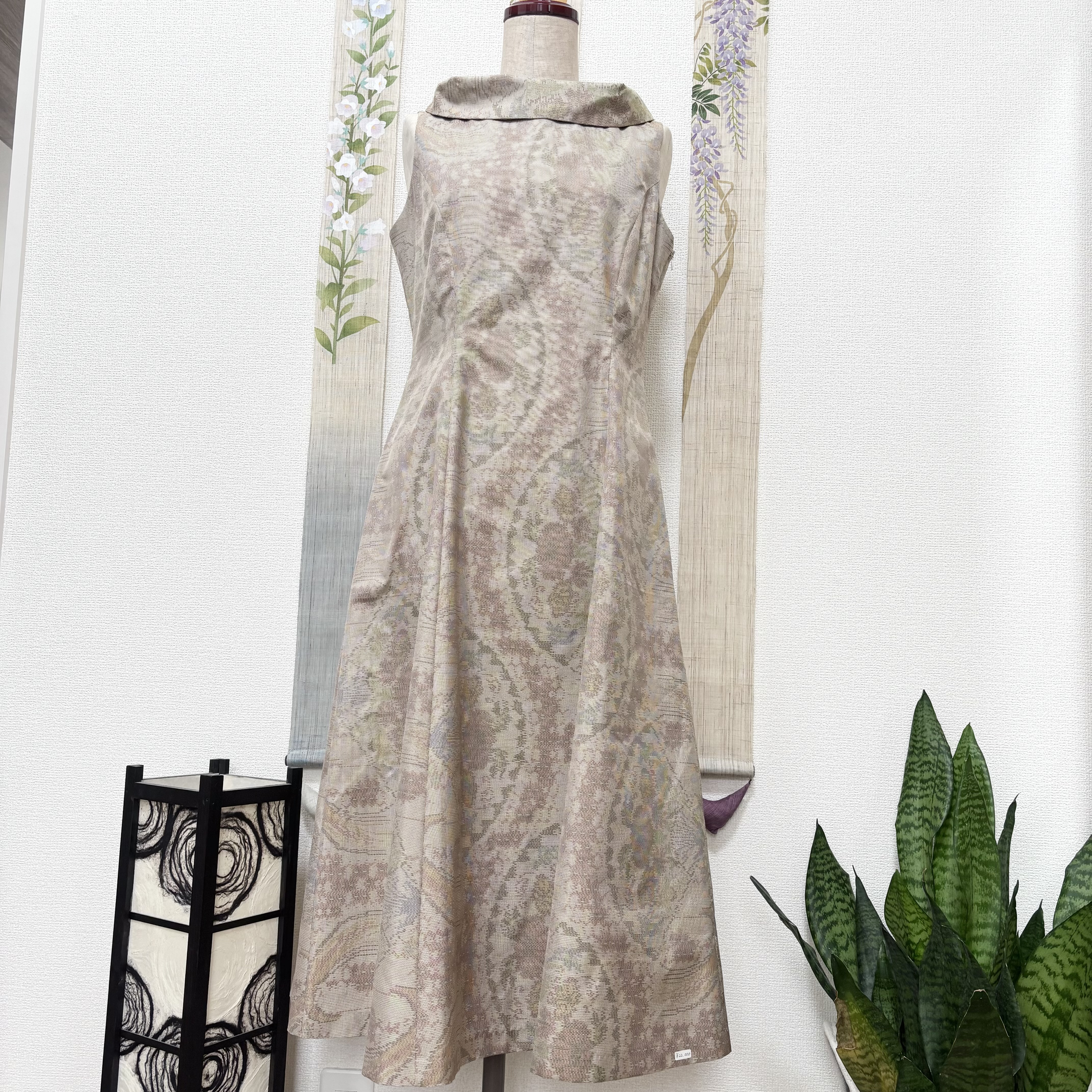 穏やかな品を添えるロールカラーの大島紬プリンセスラインワンピース 　青水無月