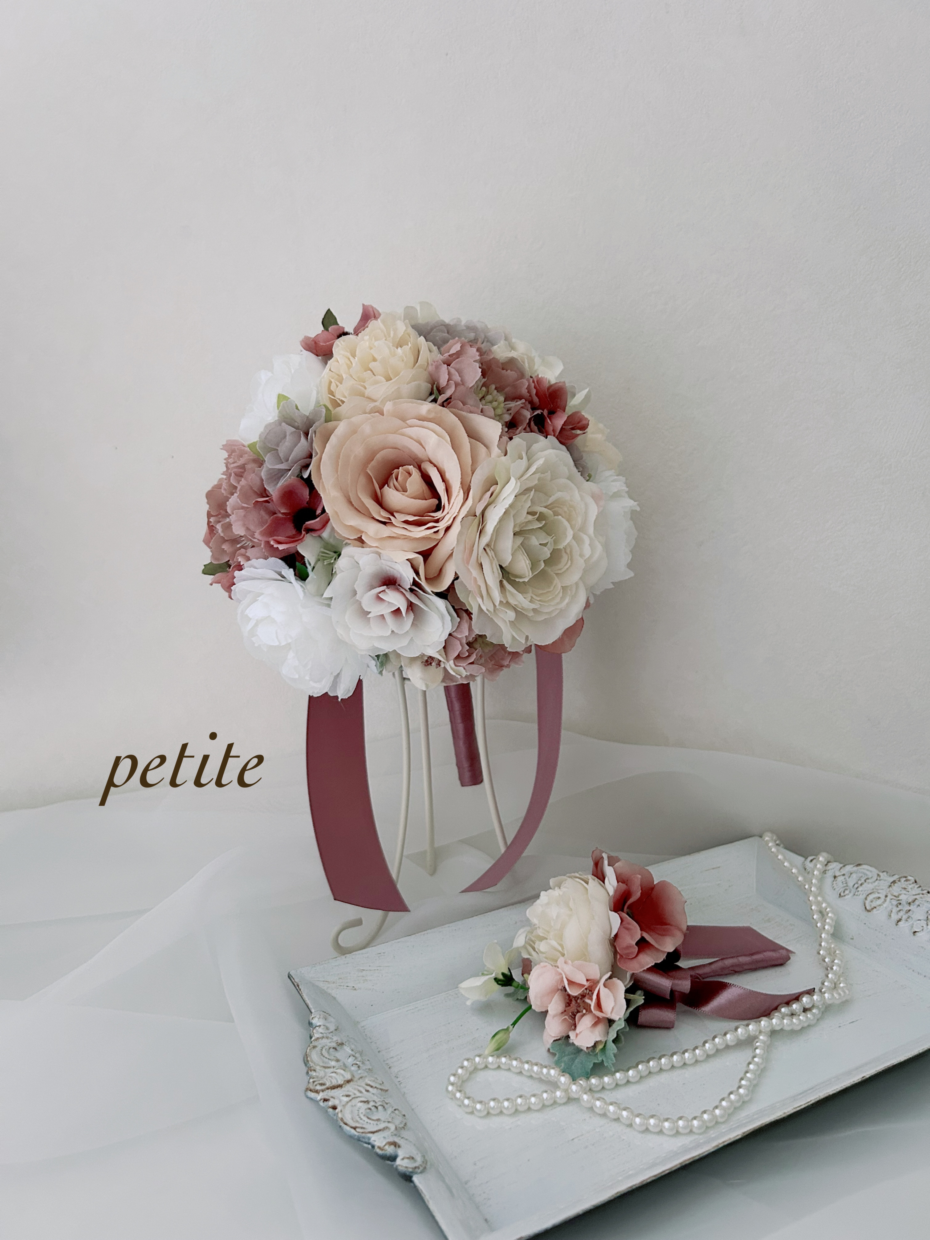 ホワイトとアンティークカラーのラウンドブーケ・ブートニア　ブーケスタンドセット