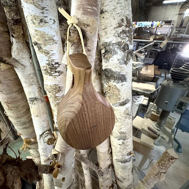 047日本製〉飛騨産 天然無垢  クルミ材の ククサ 内面合成漆仕上 送料無料１点ものマグカップ