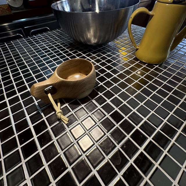 048日本製〉飛騨産 天然無垢  クルミ材の ククサ 内面合成漆仕上 送料無料１点ものマグカップ