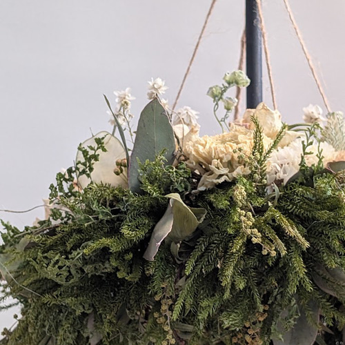 ナチュラルホワイトのフライングリース 壁に穴を開けず飾れる 上から