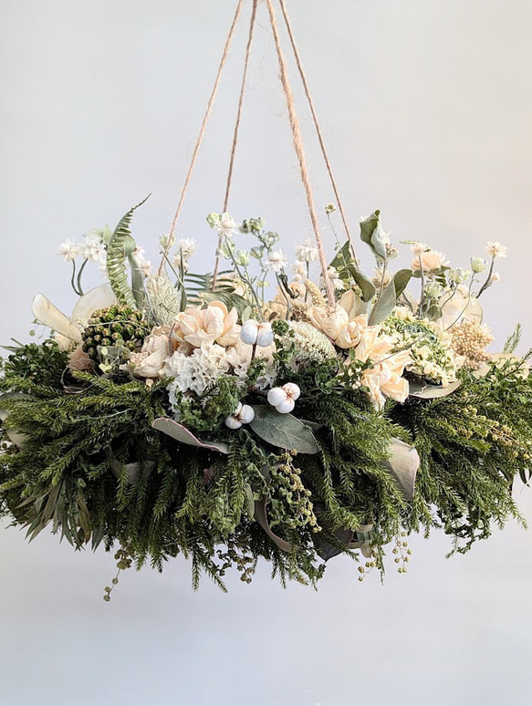 ナチュラルホワイトのフライングリース 壁に穴を開けず飾れる 上から