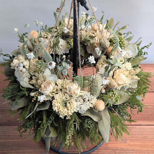 ナチュラルホワイトのフライングリース 壁に穴を開けず飾れる 上から