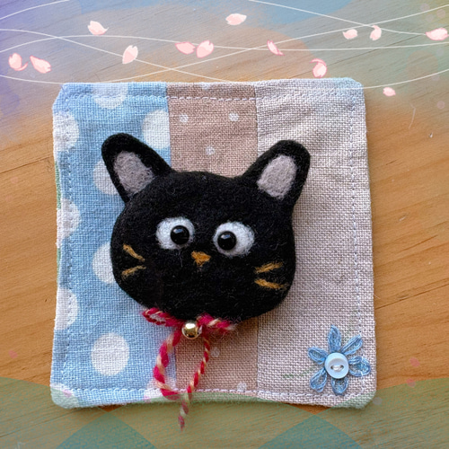 黒にゃんブローチ＊羊毛フェルト／黒猫／癒し系お守りブローチ