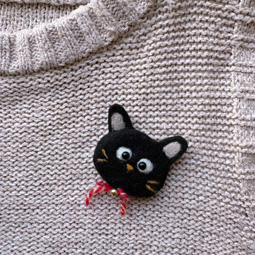 黒にゃんブローチ＊羊毛フェルト／黒猫／癒し系お守りブローチ