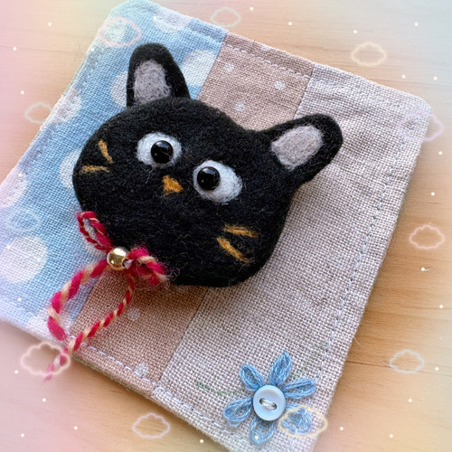黒にゃんブローチ＊羊毛フェルト／黒猫／癒し系お守りブローチ