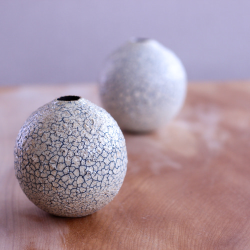 手描き花模様卵型花瓶 ヒビ模様が魅力的な…たまご型の花器 一輪挿し・花瓶・花器