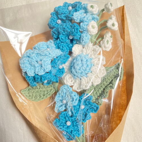 さえら　アキアカネ 黒の花のモチーフ手提げ Photo by AZUSA TANAKA (@azaza0727) · August 1, 2025