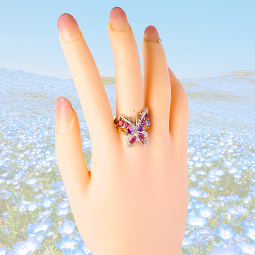 幸せ運ぶ、羽ばたく蝶リング。指長効果も・・・。指先で羽ばたく虹色の