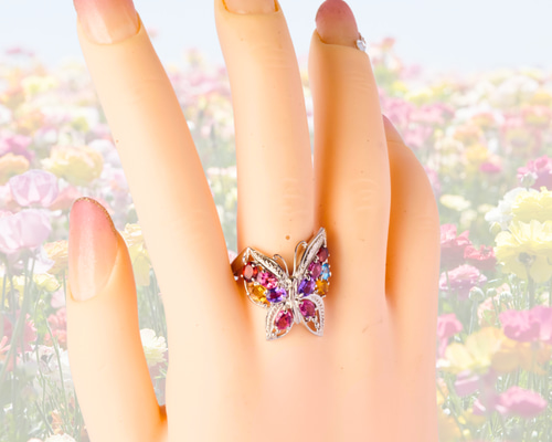 幸せ運ぶ、羽ばたく蝶リング。指長効果も・・・。指先で羽ばたく虹色の