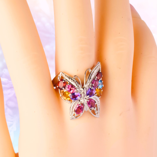 幸せ運ぶ、羽ばたく蝶リング。指長効果も・・・。指先で羽ばたく虹色の