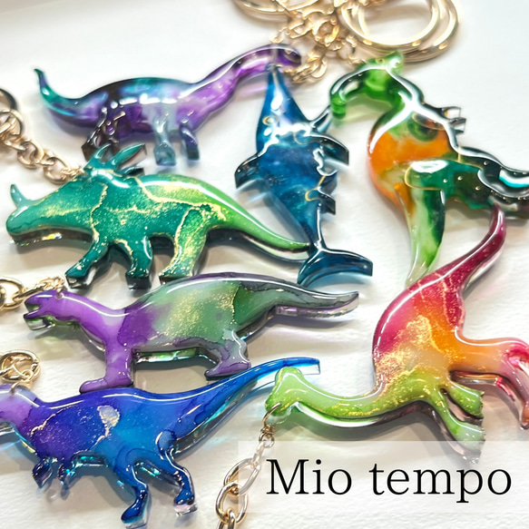 ✖️sold✖️★訳あり品 在庫一掃SALE★恐竜柄　ミントグリーン✖️ベージュ 1点もの】アルコールインクアートの恐竜キーホルダー キーホルダー mio