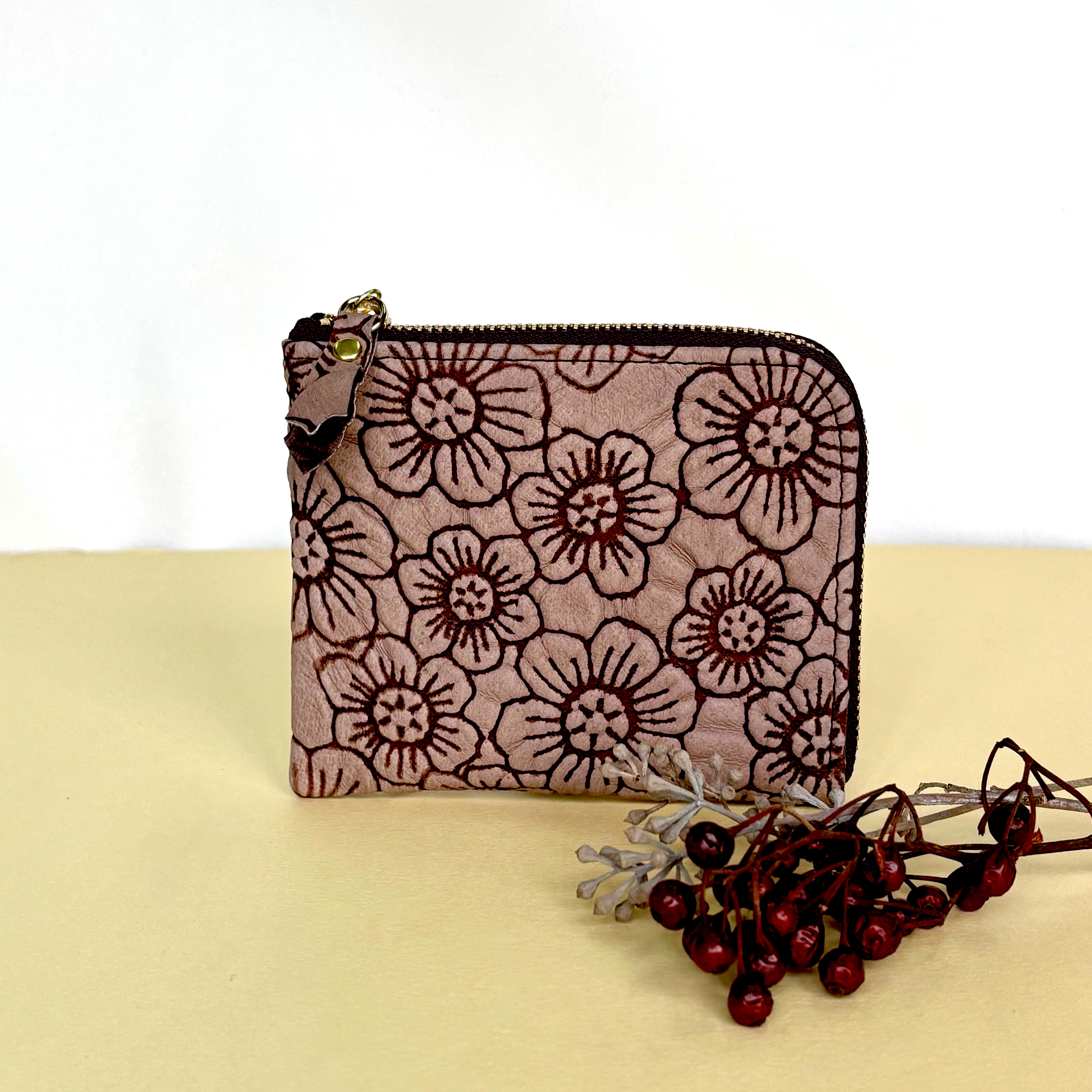ピッグスキンのスリムなミニ財布　フラワー　カフェオレ