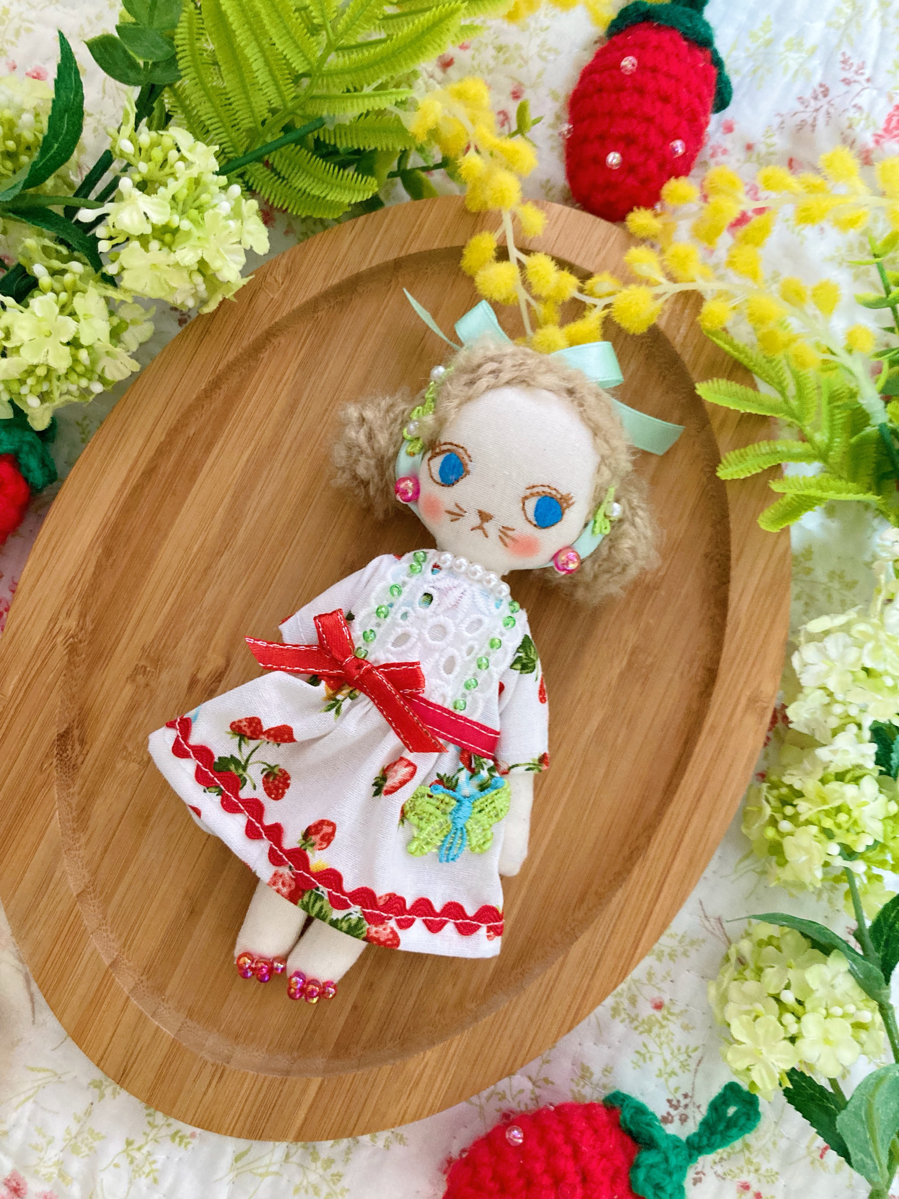 ラブリーナチュラル夢猫ちゃん　ドールチャーム　猫人形　　猫ドール　布人形　イチゴワンピースコーデNO318