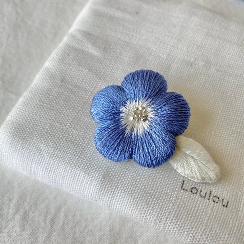 ネモフィラ刺繍ブローチ｜京都産絹糸使用・シルクの上品な艶｜大人