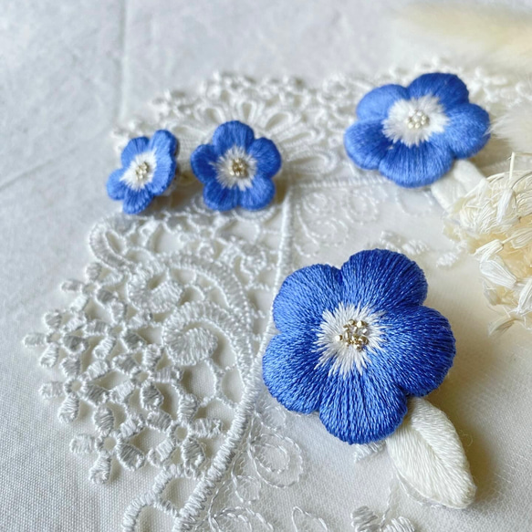 ネモフィラ刺繍ブローチ｜京都産絹糸使用・シルクの上品な艶｜大人