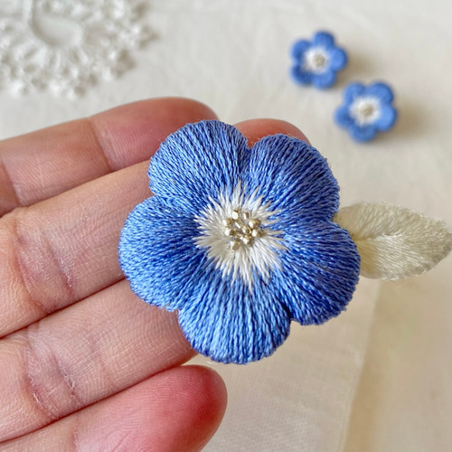 ネモフィラ刺繍ブローチ｜京都産絹糸使用・シルクの上品な艶｜大人