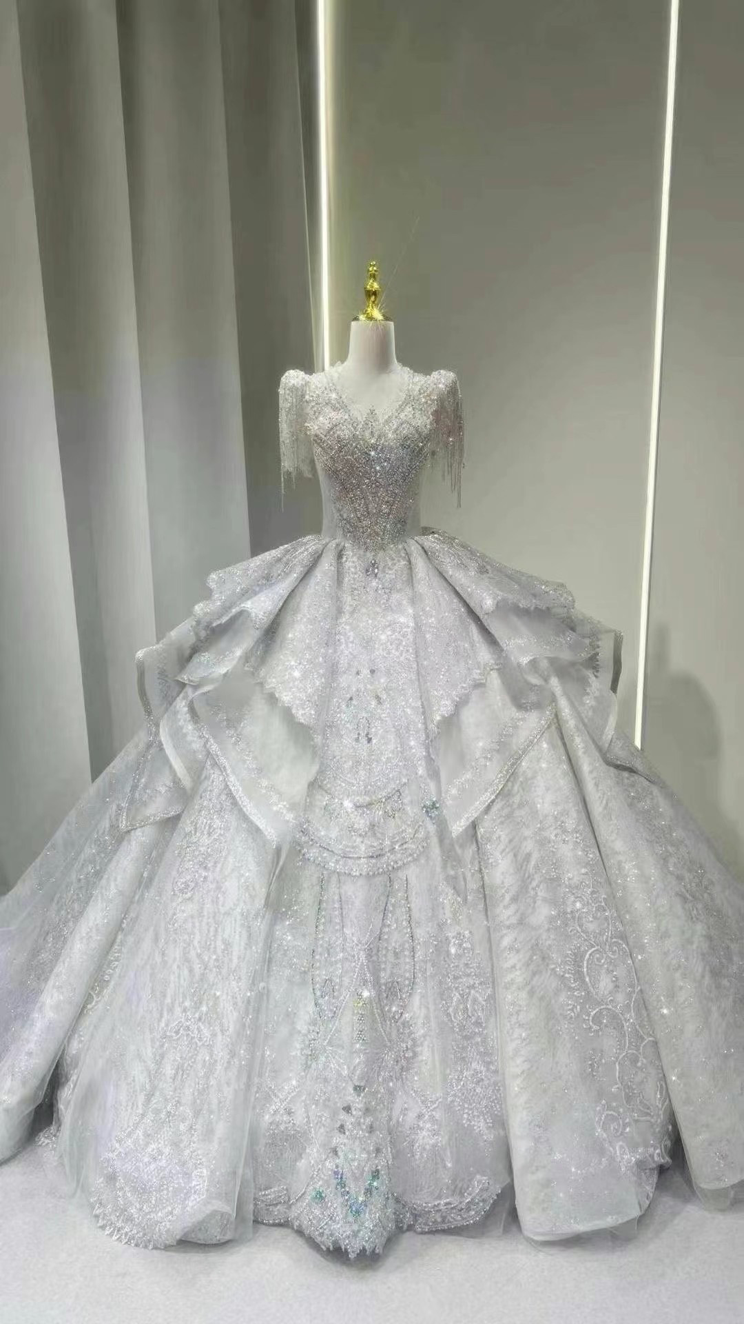 2025新作　半袖　夏婚　ウェディングドレス　スクエアネック　背中見せ　エレガントなシルエット　ラメ入り　編み上げ披露宴