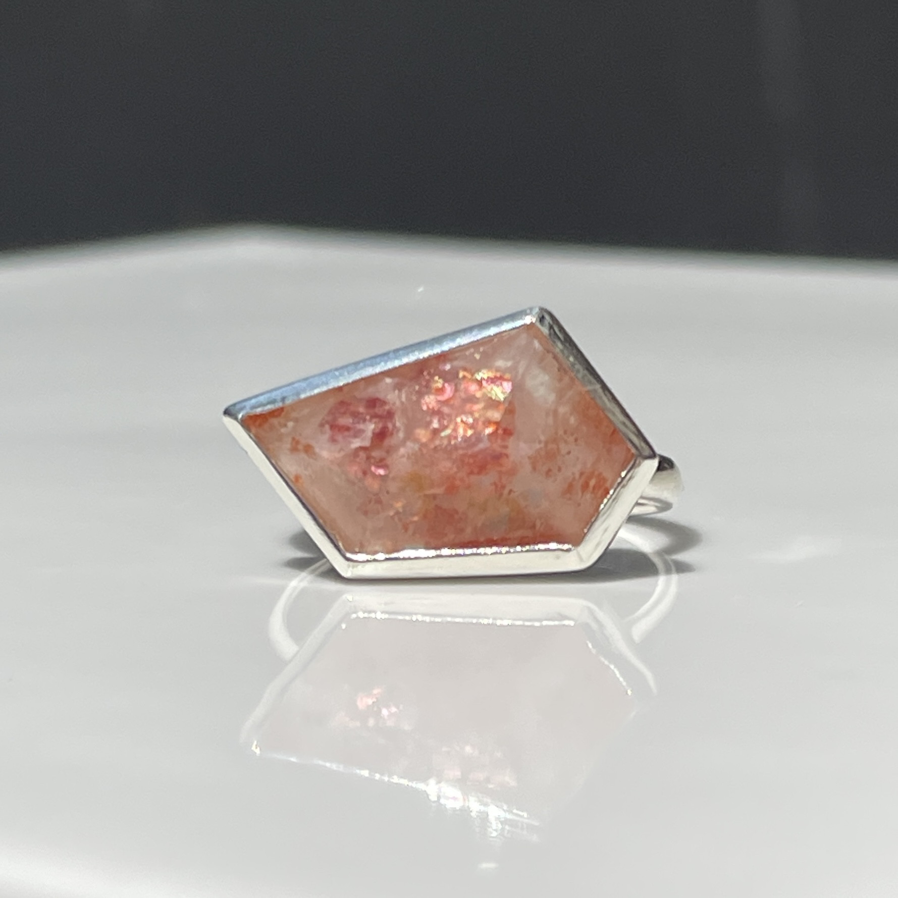 サンストーン　愛らしい鉱物　変形横長5角形立体ラフカット　シルバーSV925リング