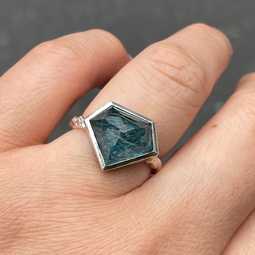 アパタイト × ルチルクォーツ ダブレット石 変形5角形立体カット