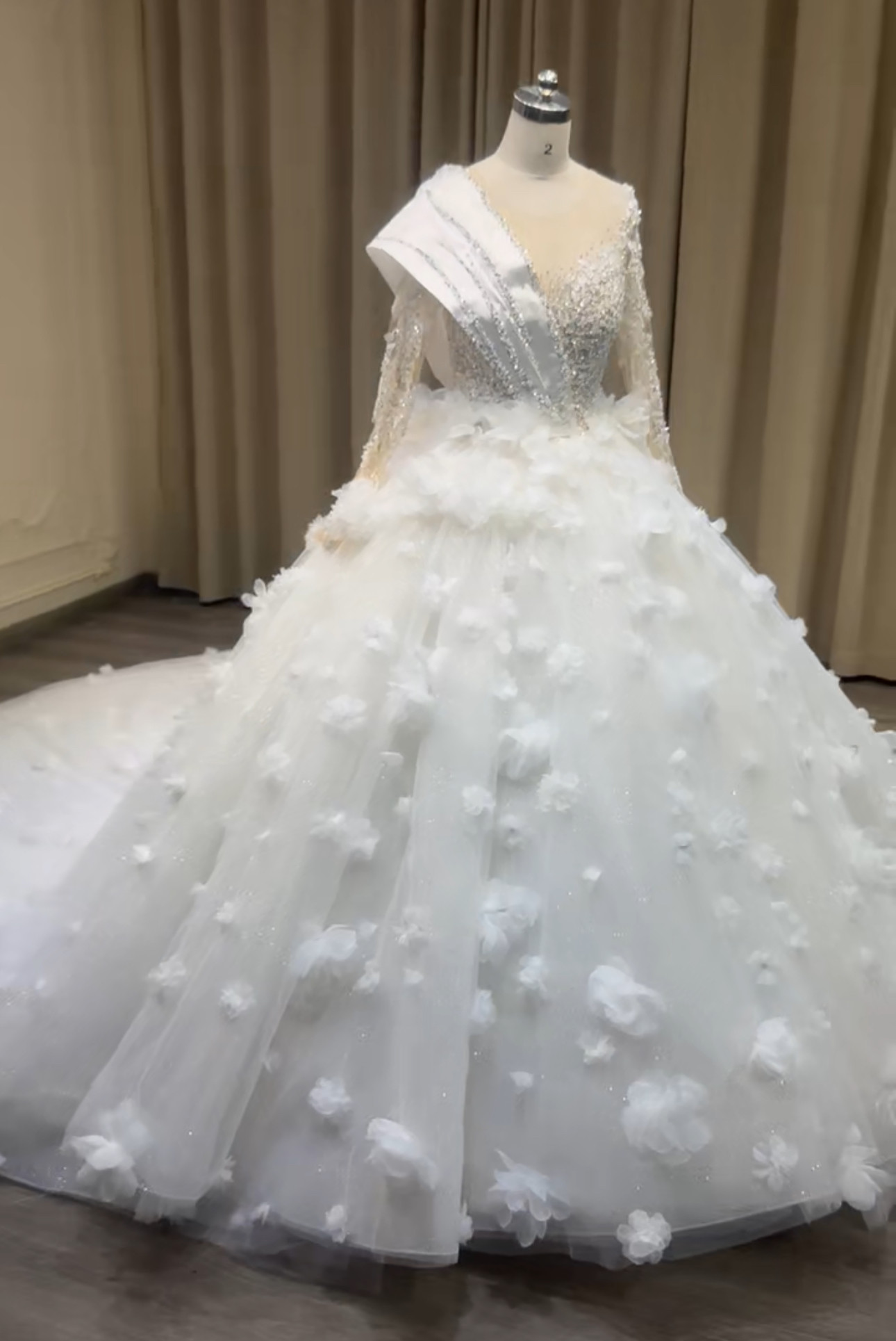 新着商品　たっぷりストーン　シースルー長袖　グッリター　ワンショルダー　アシメドレス非対称　ふんわりチュールお花飾り付き