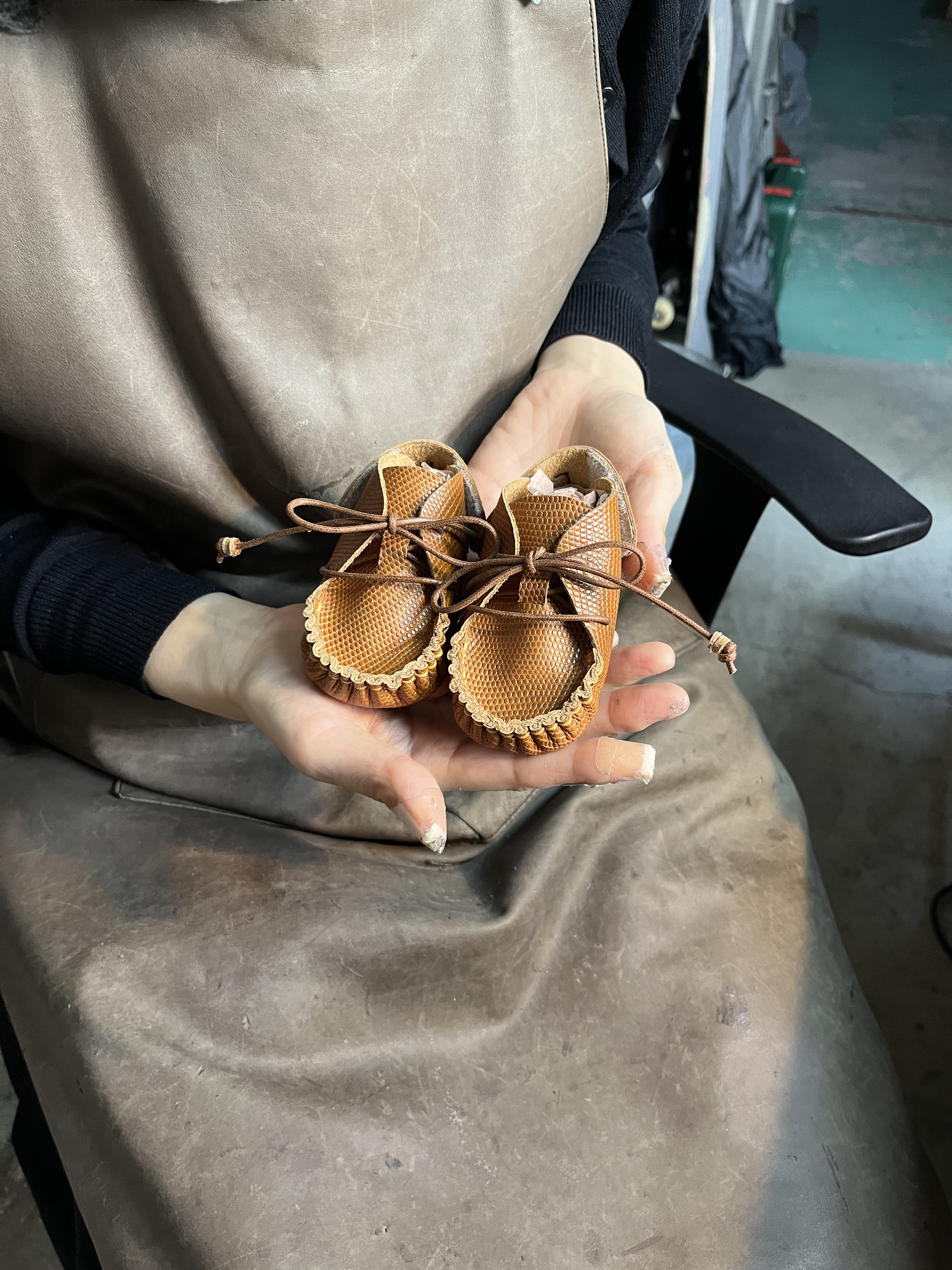 ファーストシューズ〝だっこちゃん〟おとな赤ちゃんシリーズ トカゲ型押し ブラウン　※クリアケースと紅白の紐が付きます