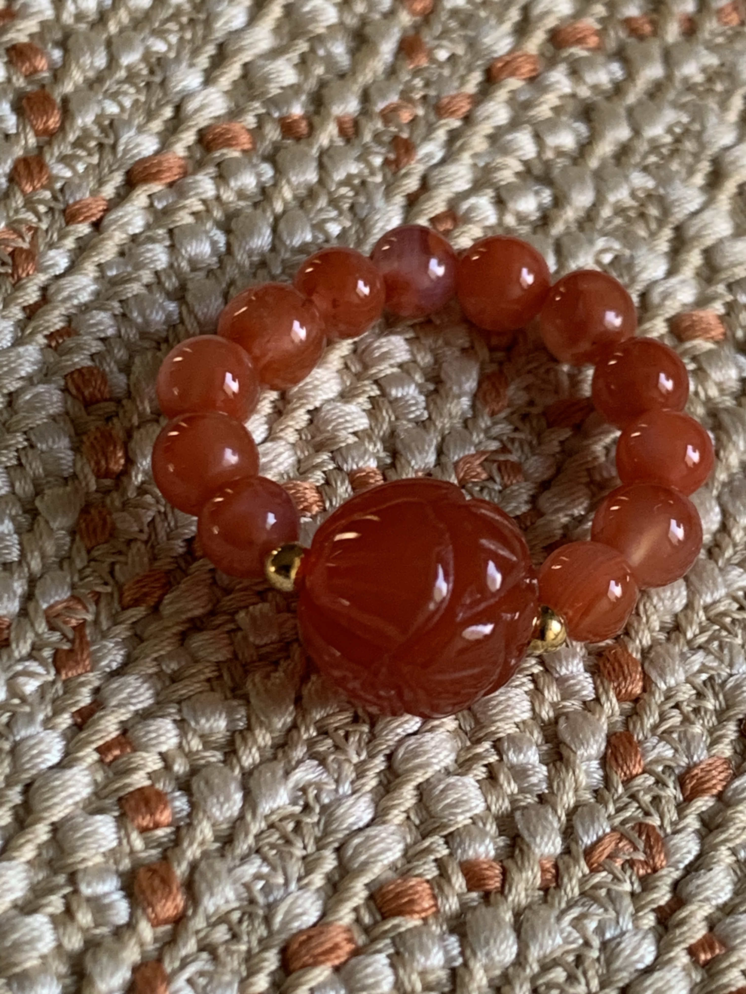 手彫りの蓮の彫り珠：赤瑪瑙と南紅瑪瑙の指輪 護符石リング