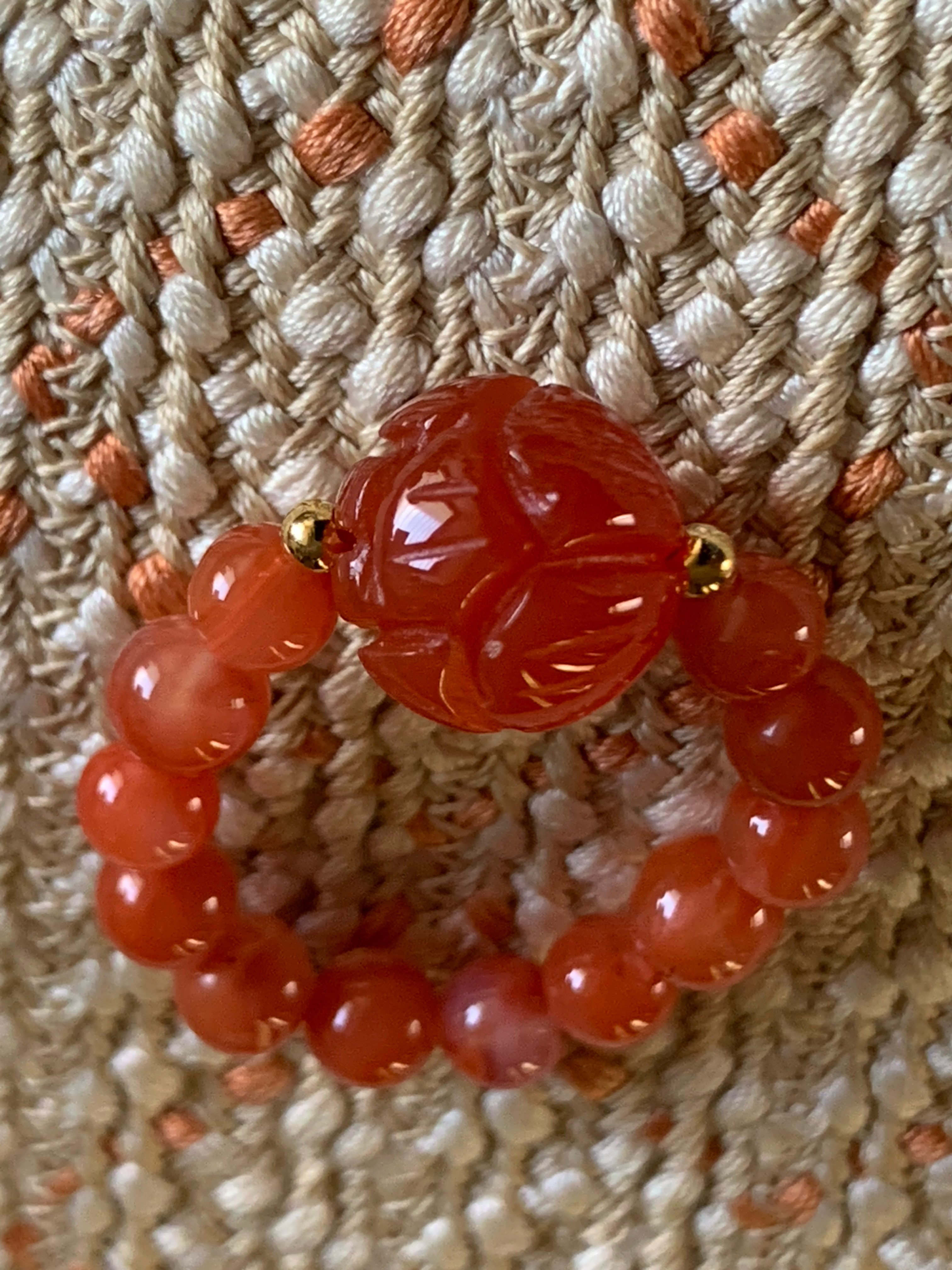 手彫りの蓮の彫り珠：赤瑪瑙と南紅瑪瑙の指輪 護符石リング