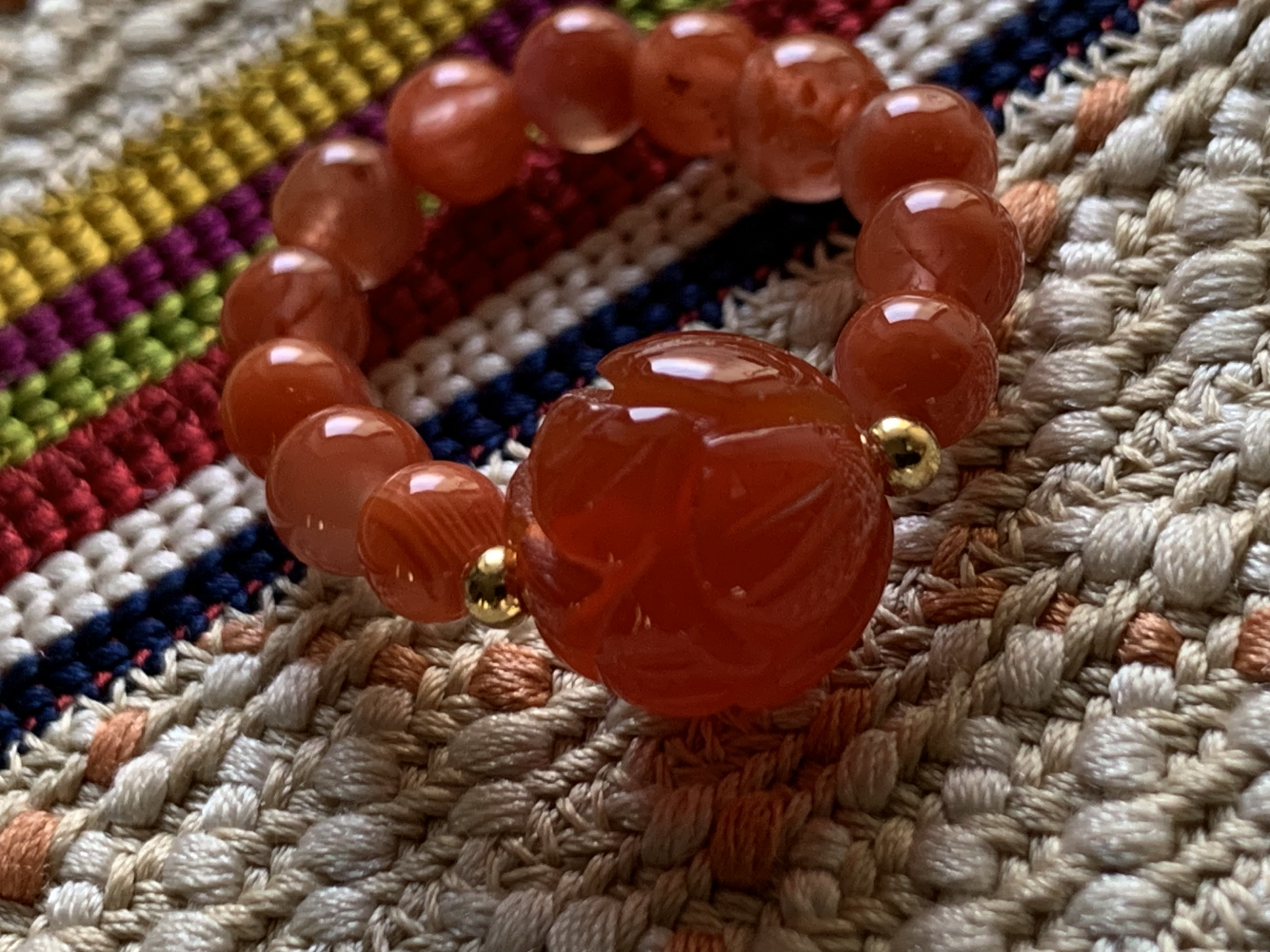 手彫りの蓮の彫り珠：赤瑪瑙と南紅瑪瑙の指輪 護符石リング