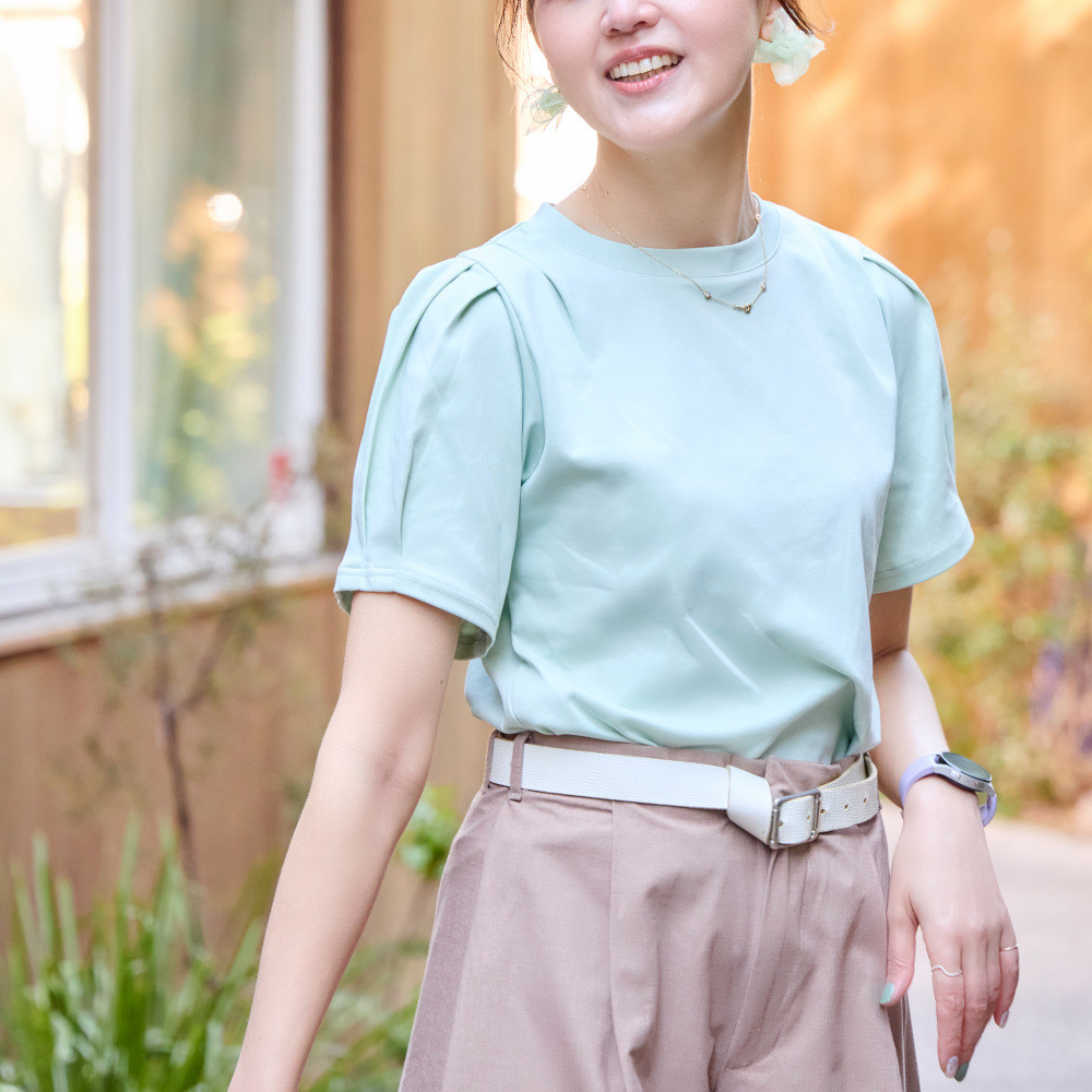 華奢な肩がつくれるパフスリーブの接触冷感Tシャツ｜ピスタチオ