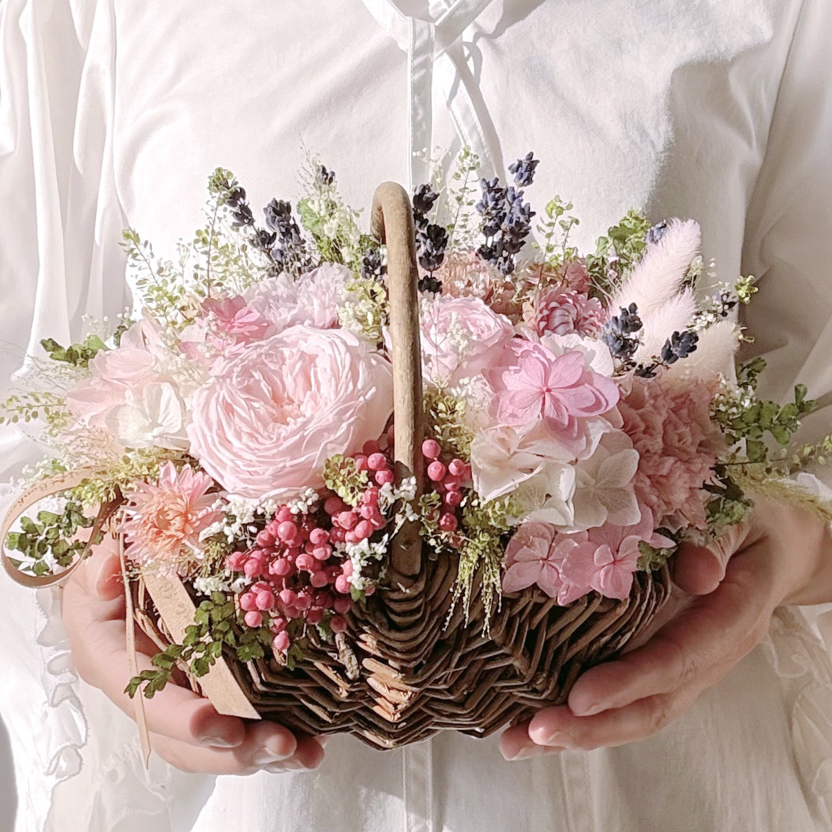 【母の日ギフト】やわらかピンクのバスケットアレンジメント  ローズ&ラベンダー Mサイズ Creema限定