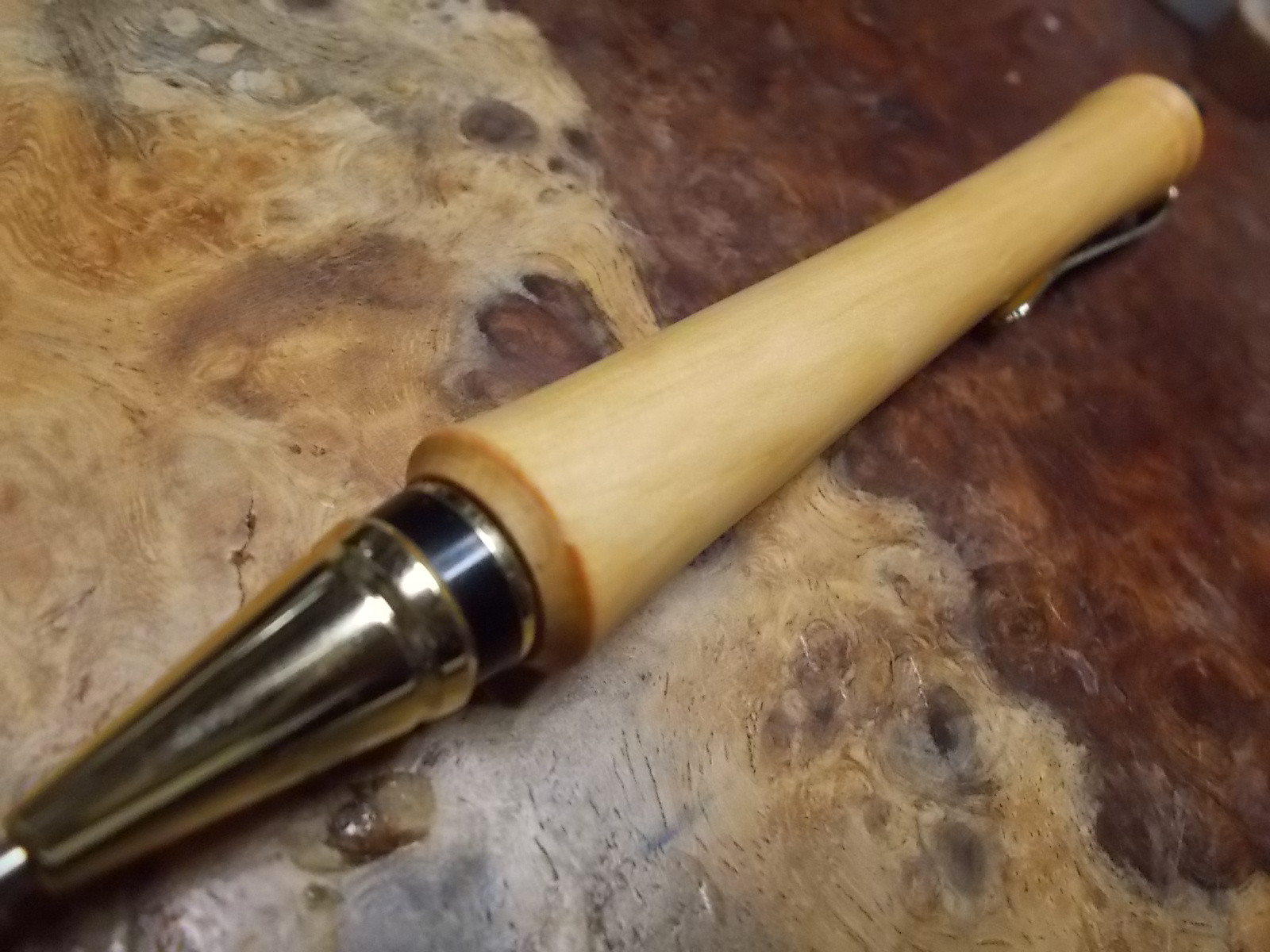 タスマニアンヒューオンパイン　ワンピースシガーのボールペン　　手作り品！