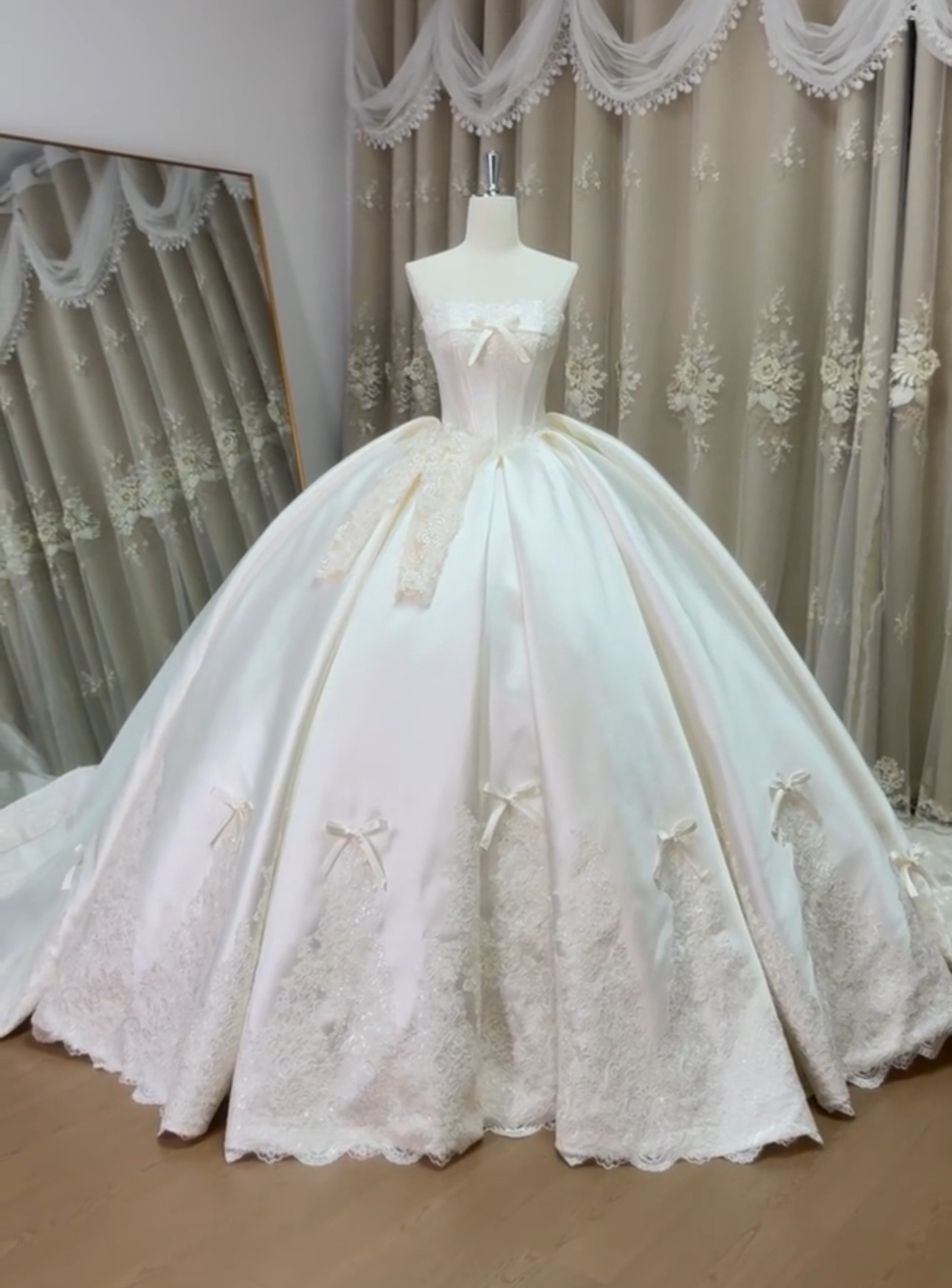 リボンがキュートフレンチチューブトップ✨メインウェディングドレス　前撮り　結婚式 胸リボン チューブトップウエディングドレス 前撮り 後撮り