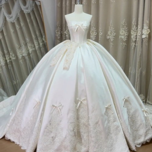 高級感溢れる チューブトップ 可愛いリボン オフホワイト 光沢サテン