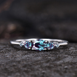 6月の誕生石アレキサンドライトの結婚指輪 925スターリングシルバー カラーチェンジストーンリング 1枚目の画像