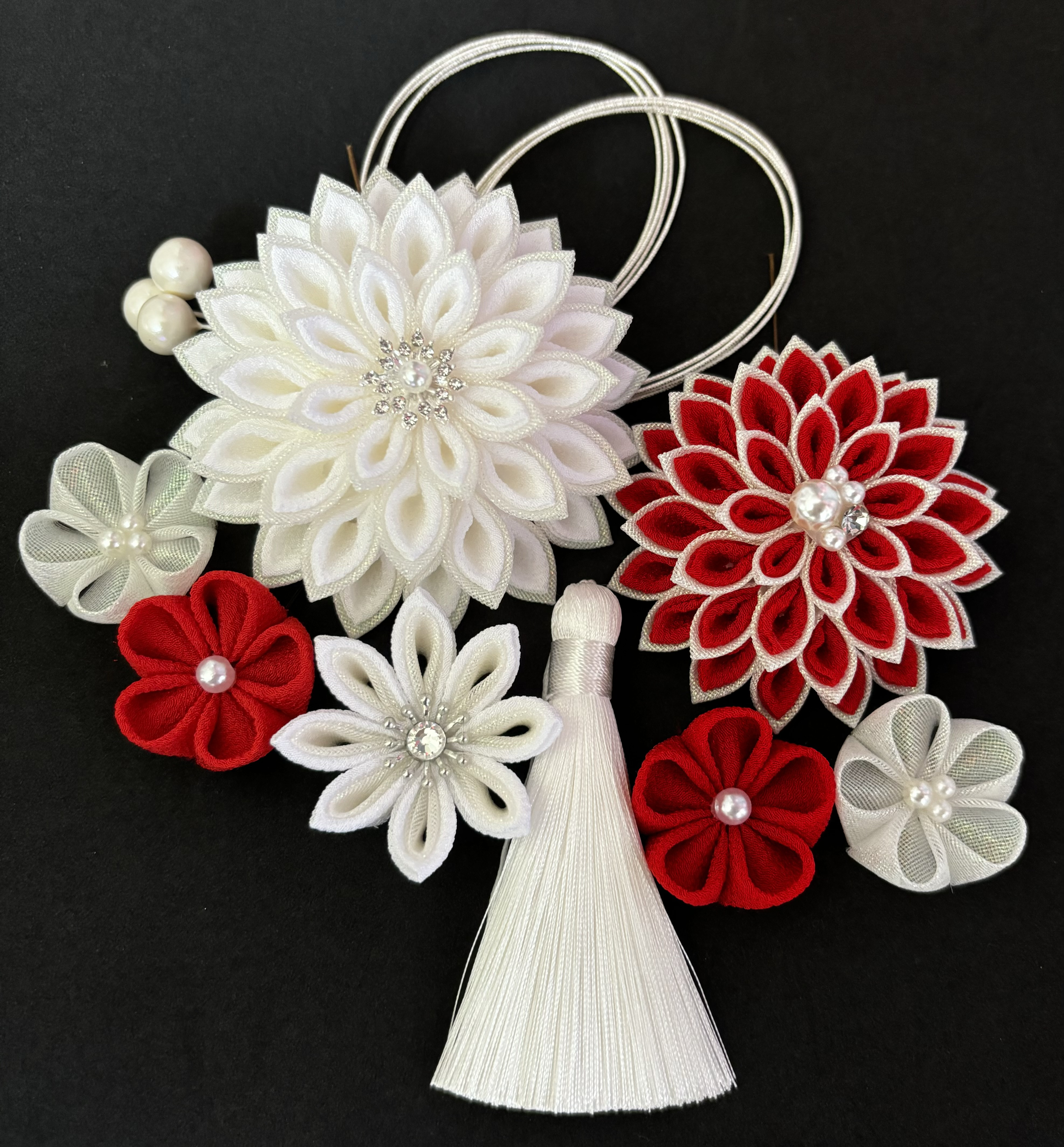 つまみ細工　髪飾り　赤　白　ラメ生地