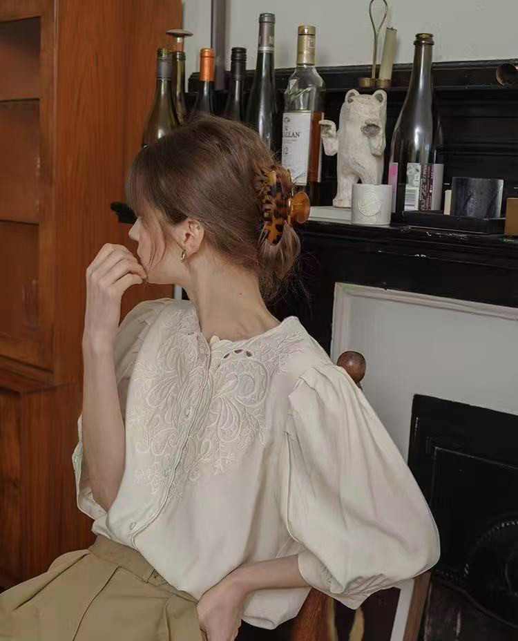 上品な雰囲気が溢れ　7分袖ブラウス　刺繍入りブラウス