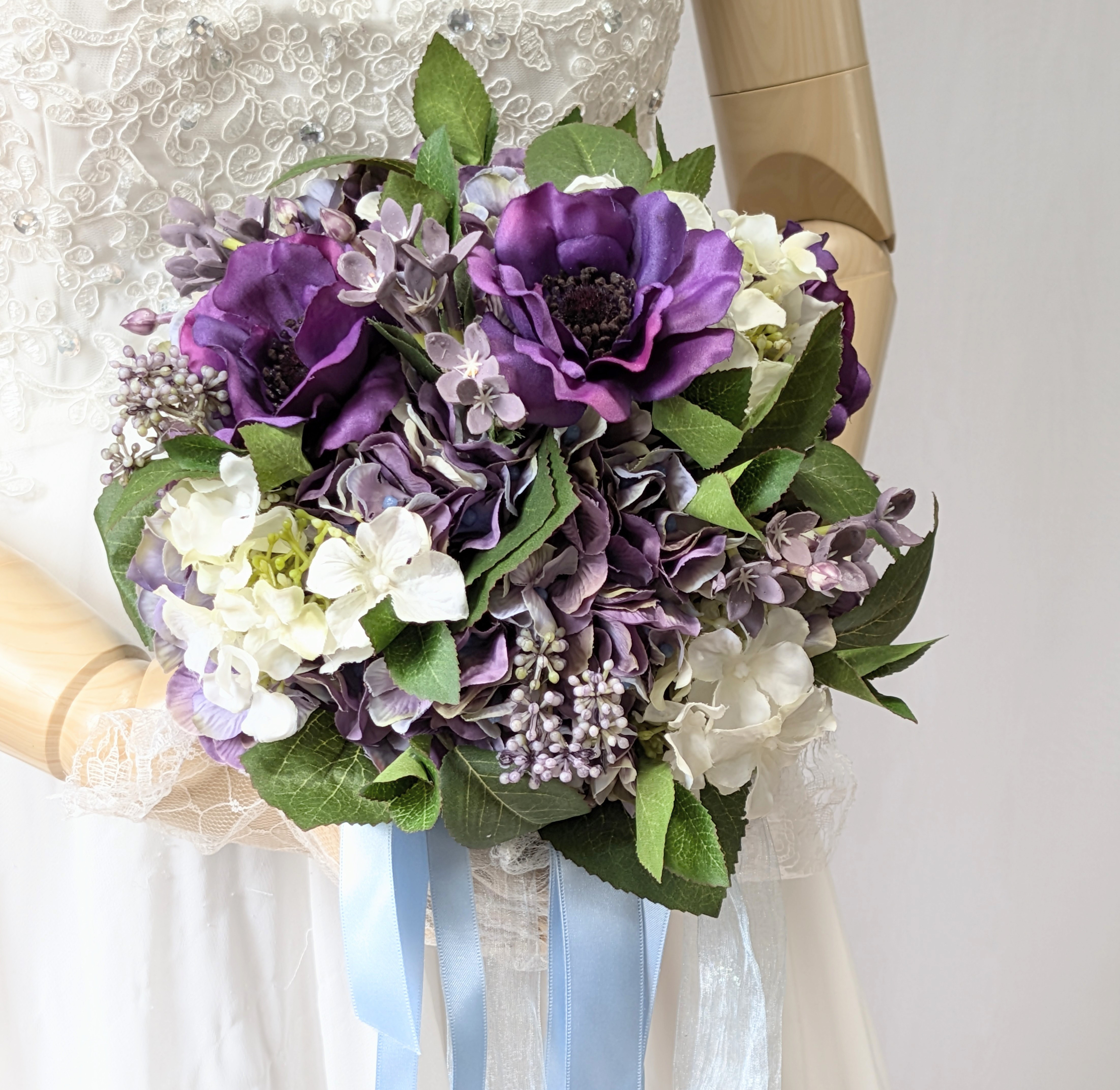 アジサイとアネモネのパープルブーケ 〜深みあるパープルの大人優しい花嫁さまへ〜