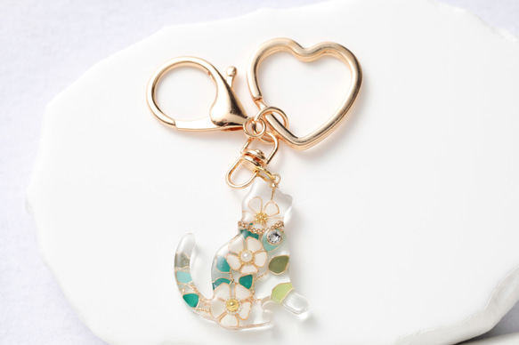 ネコちゃんレジンキーホルダー❀白い花【送料無料】 その他