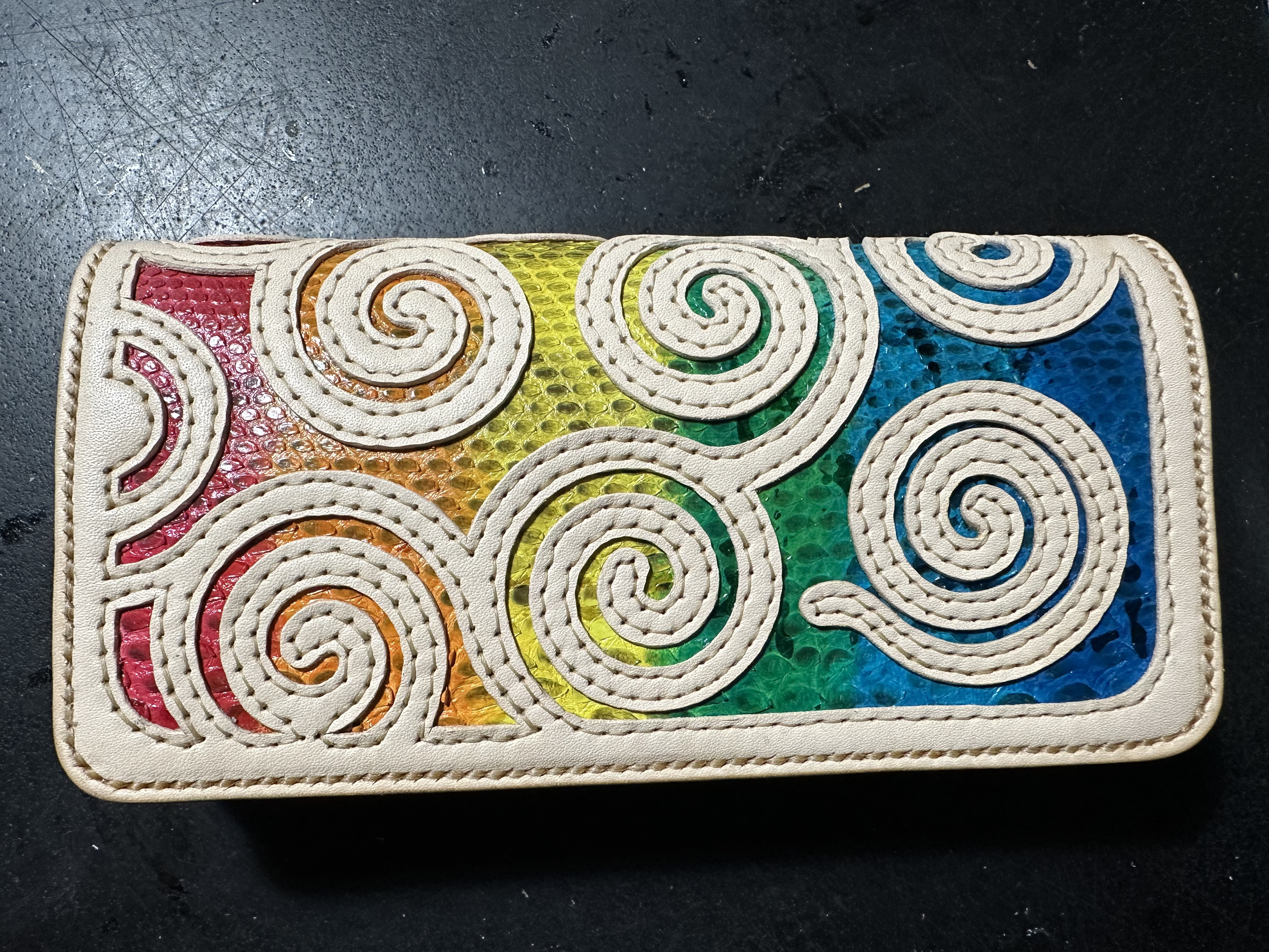 パイソン革付きオリジナル渦巻き入りロングトラッカーウォレット 11,935円