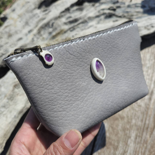 鹿革のポーチ バイカラーアメジストの鹿角コンチョ 鹿革のポーチ バイカラーアメジストの鹿角コンチョ ポーチ 鹿角工房