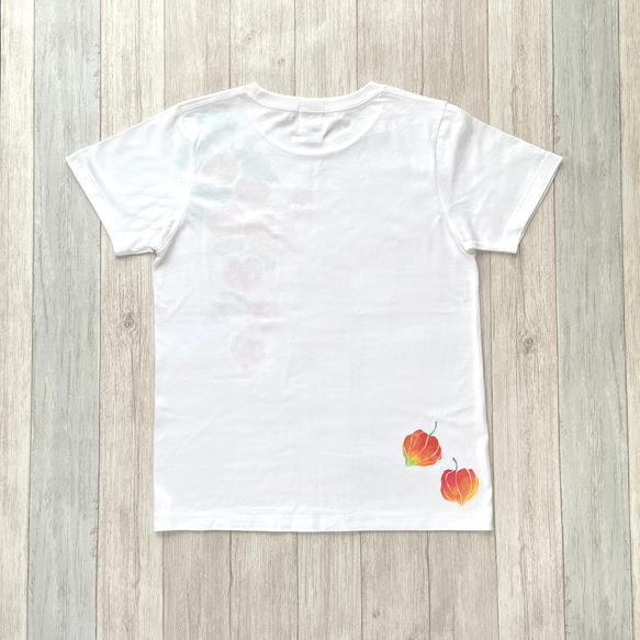 ホオズキ柄Tシャツ ホワイト 手描きで描いた赤い鬼灯柄Tシャツ 8枚目の画像