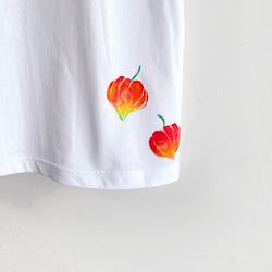 ホオズキ柄Tシャツ ホワイト 手描きで描いた赤い鬼灯柄Tシャツ 5枚目の画像