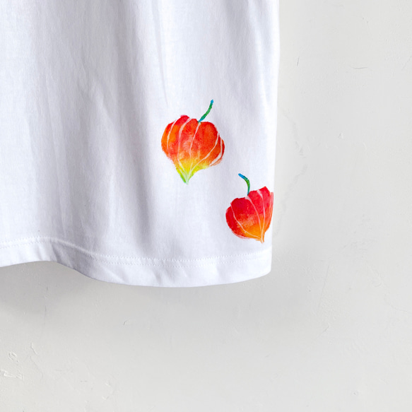 ホオズキ柄Tシャツ ホワイト 手描きで描いた赤い鬼灯柄Tシャツ 5枚目の画像