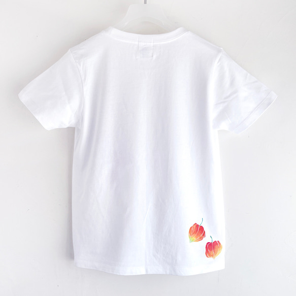 ホオズキ柄Tシャツ ホワイト 手描きで描いた赤い鬼灯柄Tシャツ 4枚目の画像