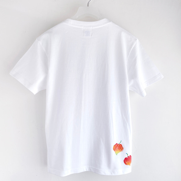 ホオズキ柄Tシャツ ホワイト 手描きで描いた赤い鬼灯柄Tシャツ 2枚目の画像
