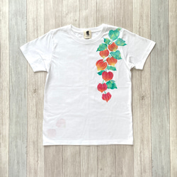 ホオズキ柄Tシャツ ホワイト 手描きで描いた赤い鬼灯柄Tシャツ 7枚目の画像