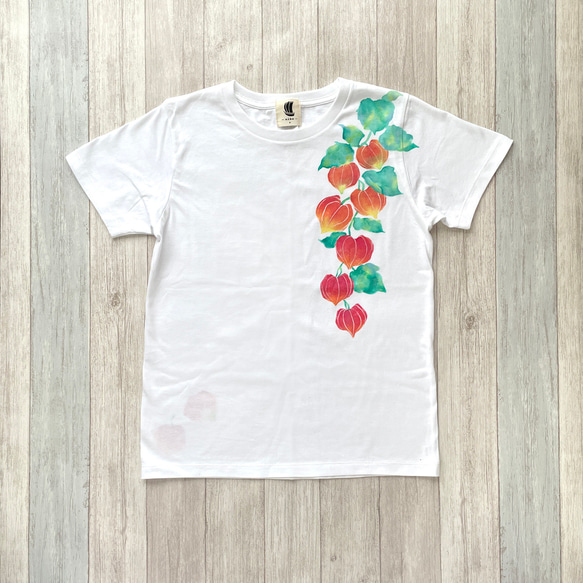 ホオズキ柄Tシャツ ホワイト 手描きで描いた赤い鬼灯柄Tシャツ 7枚目の画像